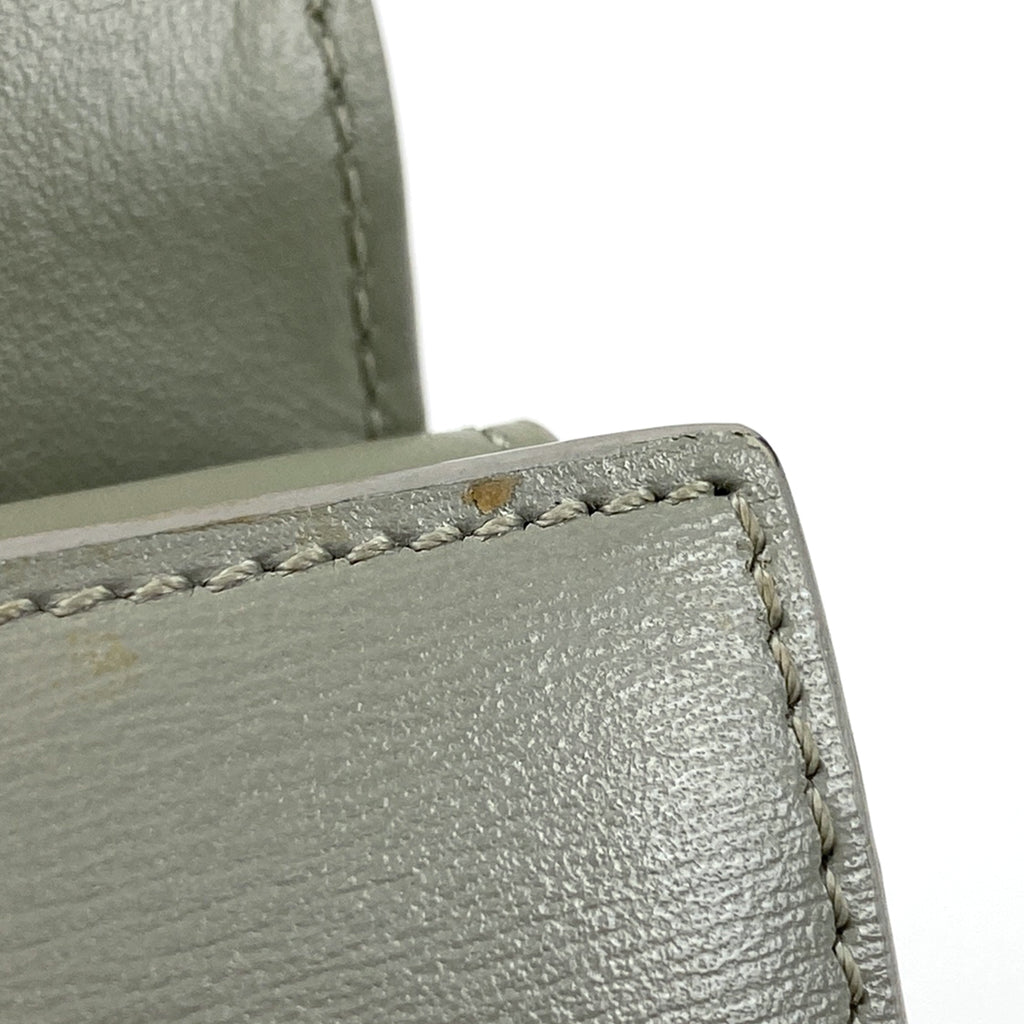 【美品】CELINE トリオンフ　エンボス　三つ折り財布 グレー レザー CÉLINE 三つ折り財布 グレー レザー