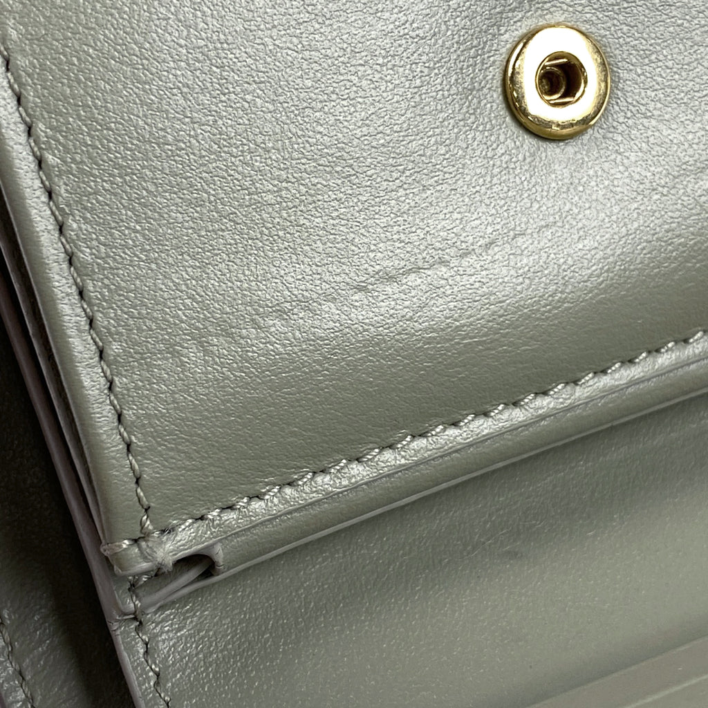 【美品】CELINE トリオンフ　エンボス　三つ折り財布 グレー レザー CÉLINE 三つ折り財布 グレー レザー