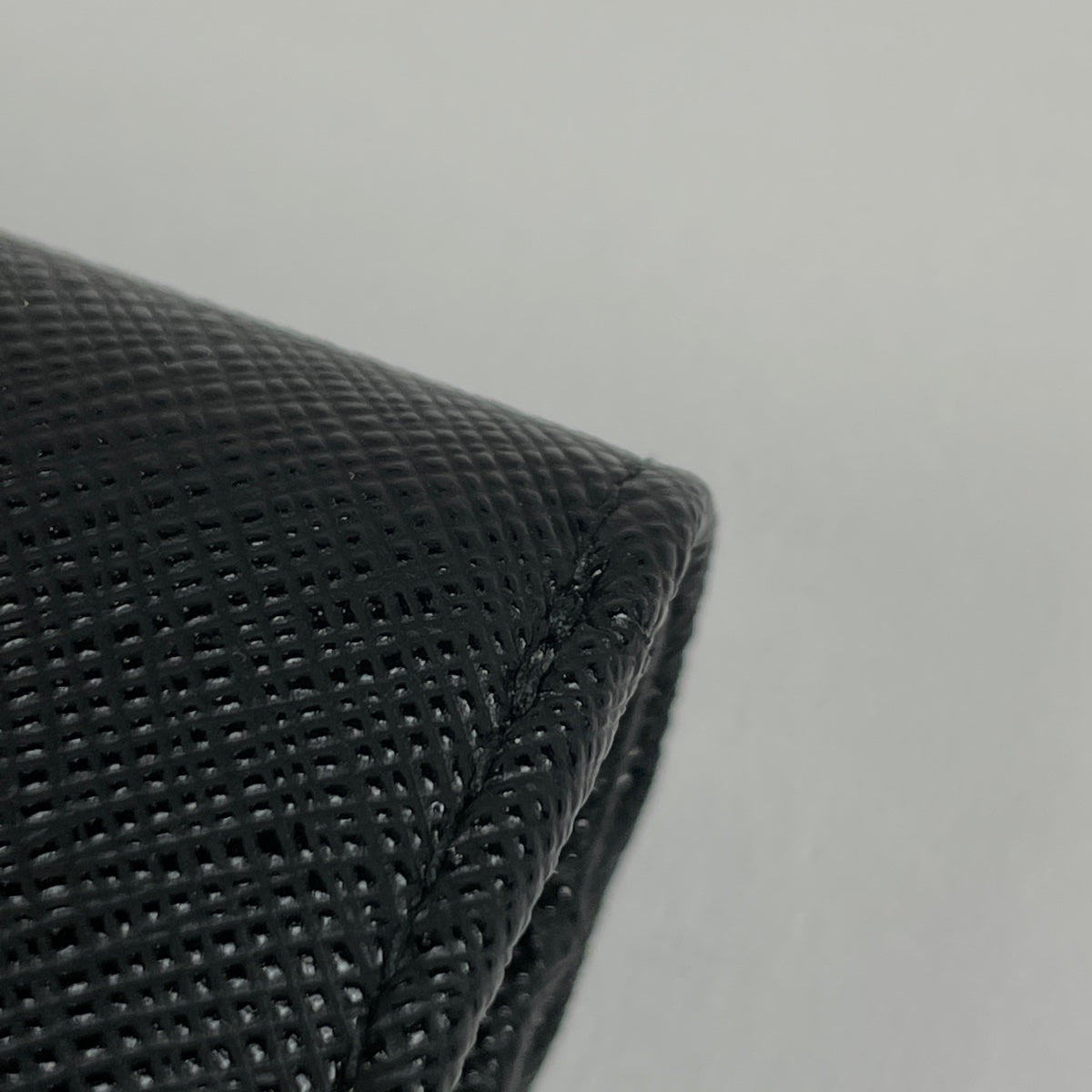 美品✨プラダ　二つ折り　L字ファスナー　金ロゴ　デカロゴ　レザー　ブラック 楽天市場】PRADA プラダ メンズ レディース三角レザーロゴ