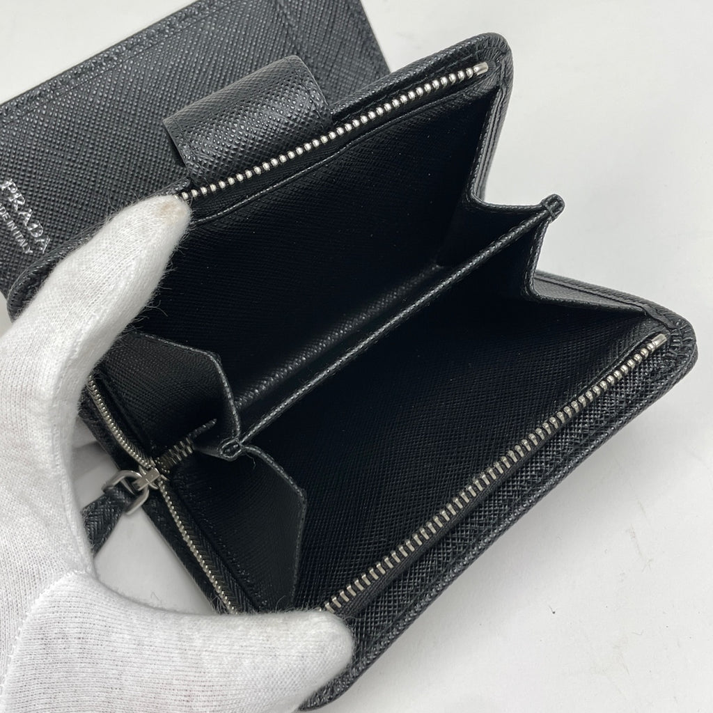 プラダ ロゴプレート 二つ折り 財布 サフィアーノレザー ネロ(ブラック) レディース 【中古】brbag