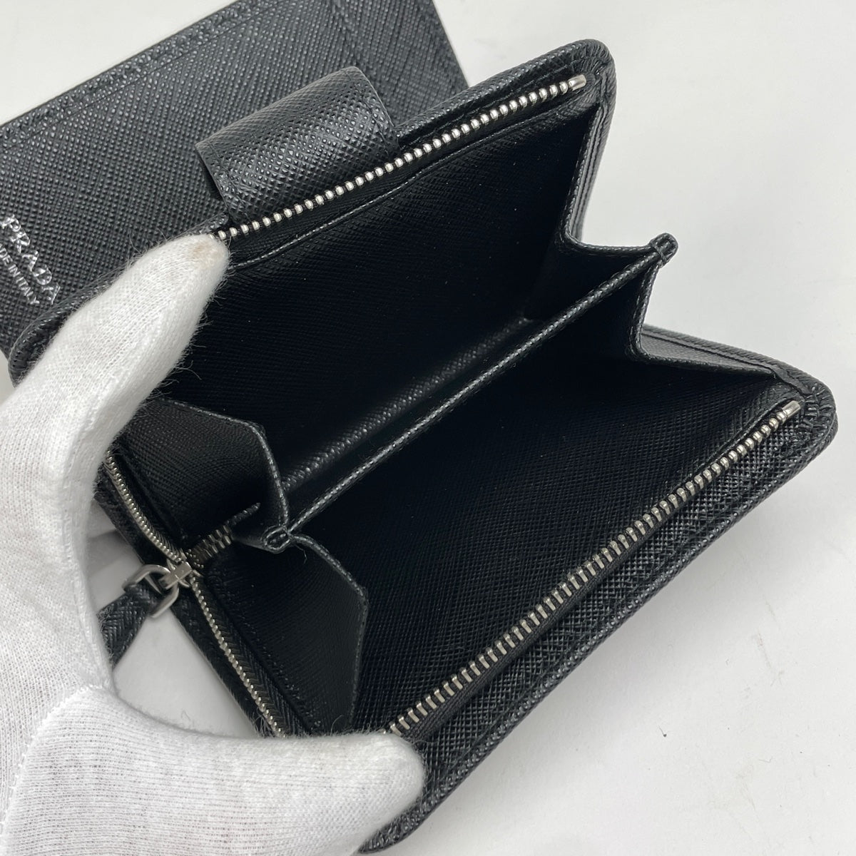 極美品✨PRADA 二つ折り財布　サフィアーノレザー　ロゴ　黒 付属品完備 極美✨PRADA 二つ折り 財布 サフィアーノ レザー 三角ロゴ 黒