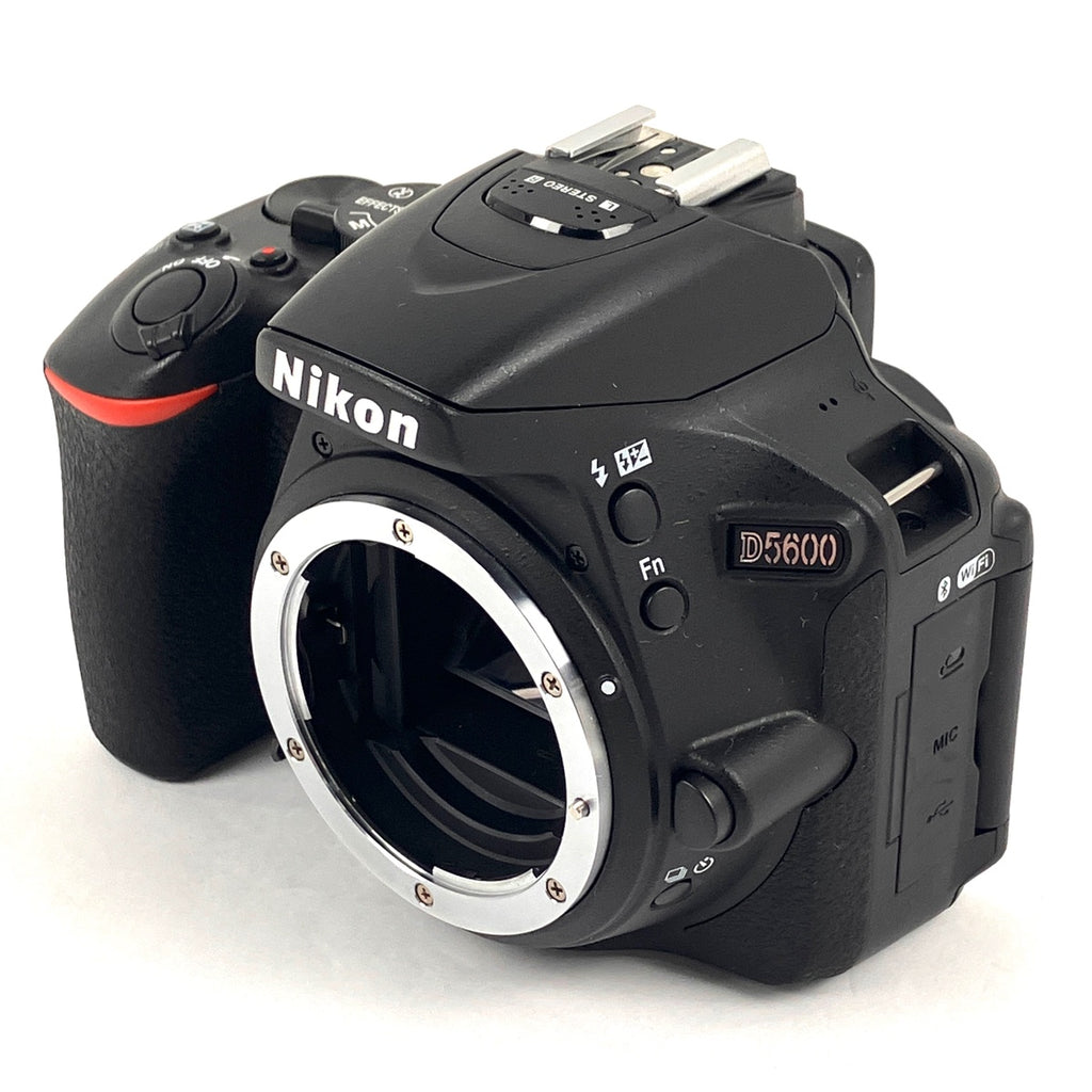 ニコン Nikon D5600 ダブルズームキット デジタル 一眼レフカメラ 【中古】