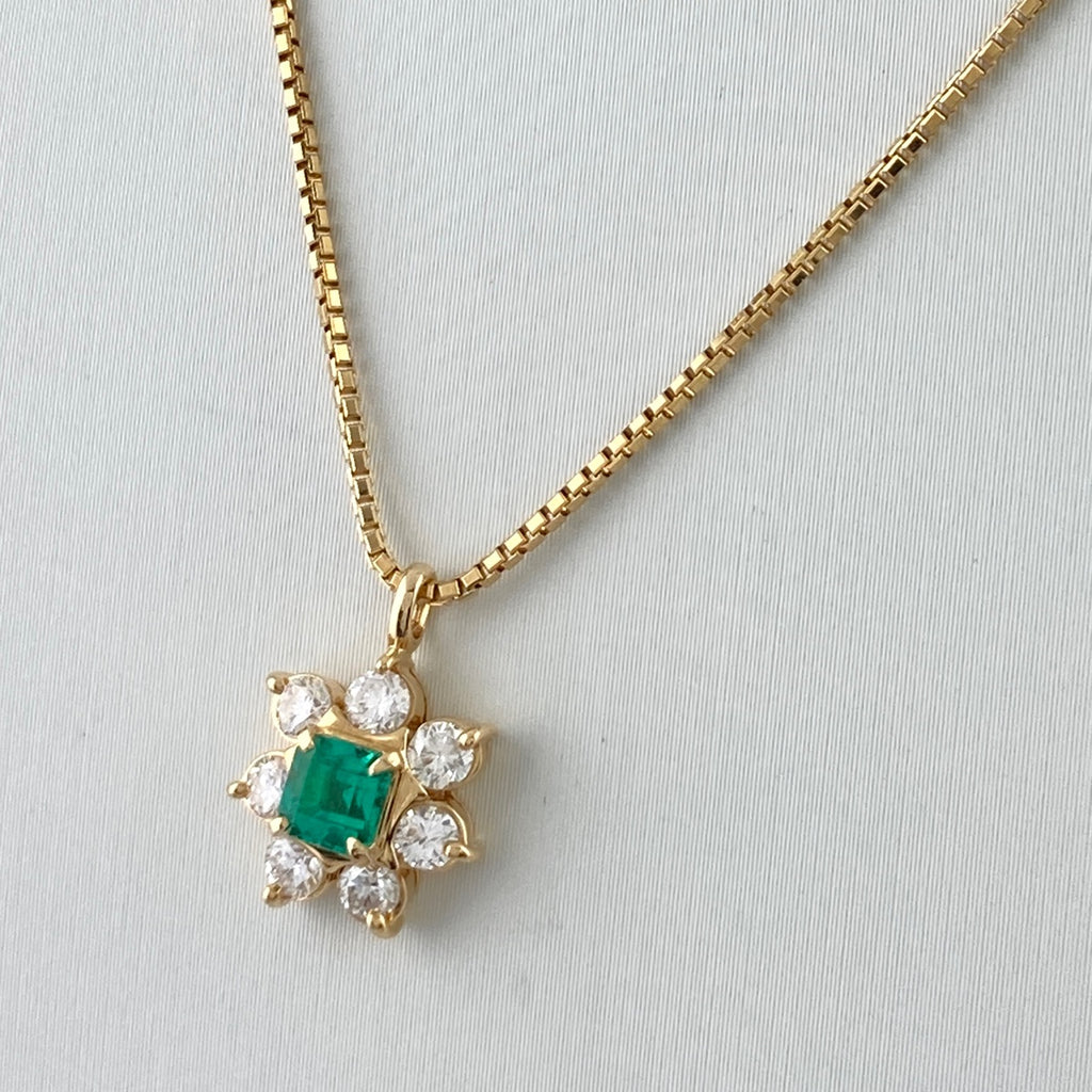 フラワーモチーフ デザインネックレス YG イエローゴールド ペンダント メレダイヤ 花 ネックレス K18 エメラルド ダイヤモンド レディース 【中古】 
 ラッピング可