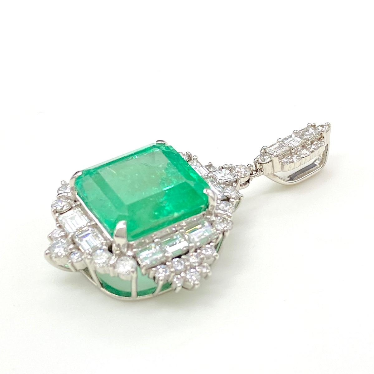 プラチナpt900 ペンダント　エメラルド　ダイヤ　1.44 g 三相インクルージョン カボションカットエメラルド 3.47ct