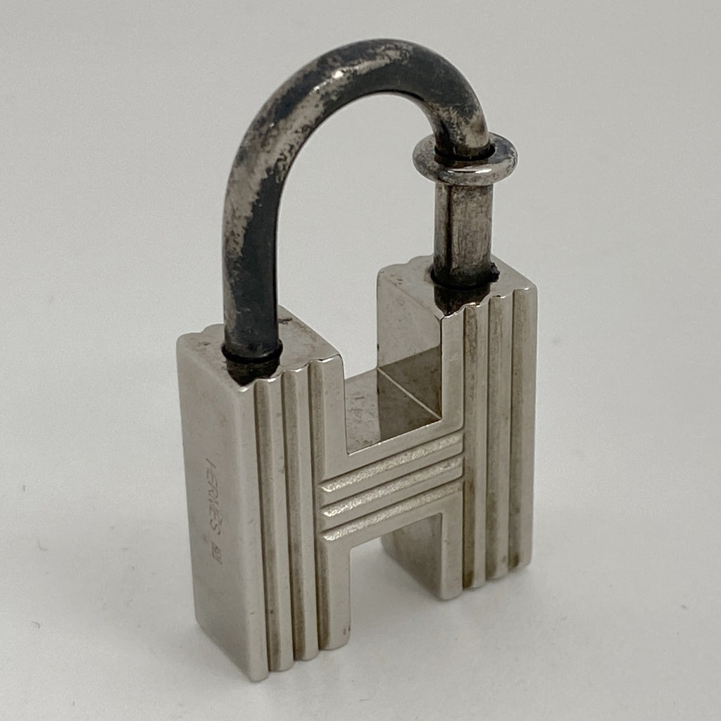 エルメス カデナ バッグチャーム ペンダントトップ キーホルダー H2000 バッグチャーム メタル シルバー レディース 【中古】