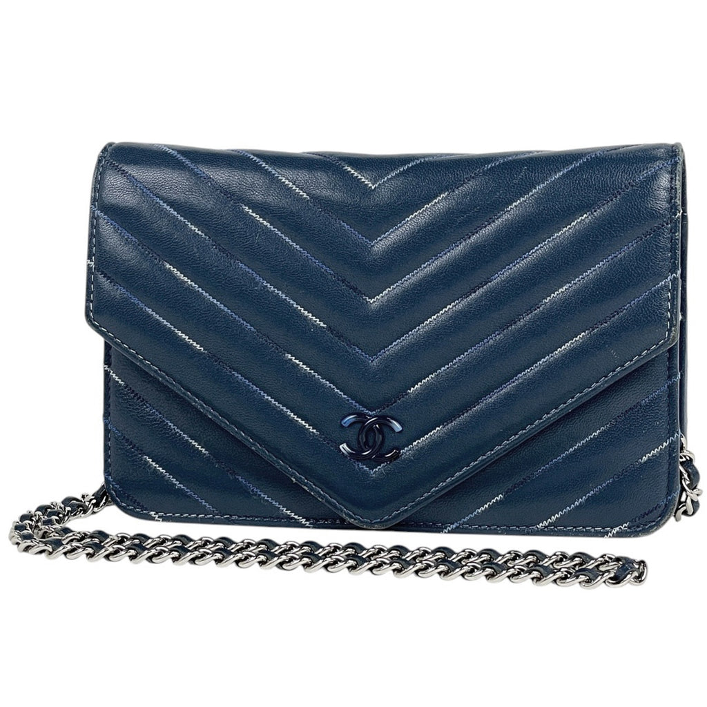 CHANEL シェブロン二つ折りVステッチ カーフ スキン 長財布 CHANEL】シャネル『シェブロン Vステッチ スタッズ付き フラップ