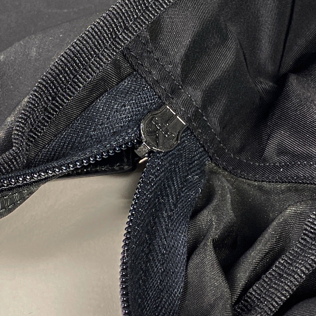 【最終値引き】 プラダ ロゴプレート トラベルポーチ トラベルケース 小物入れ 洋服ケース アクセサリーポーチ ナイロン ブラック レディース 【中古】brbag