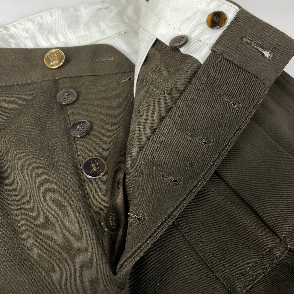 ルイヴィトン　ショートパンツ　ショーパン　ロゴボタン　金具　Mサイズ　ブラウン ルイヴィトン ショートパンツ ショーパン ロゴボタン 金具 M