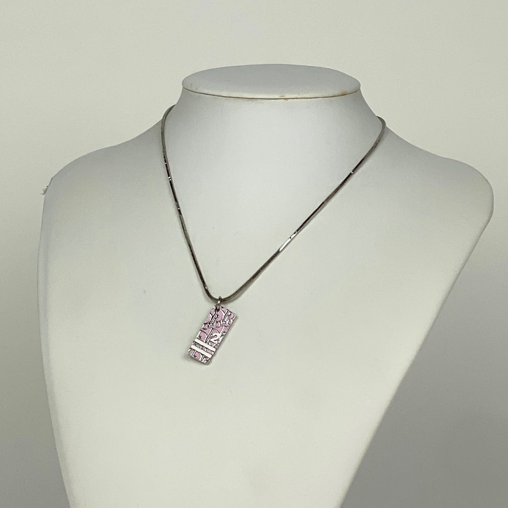 クリスチャンディオール ロゴ プレート ネックレス トロッター柄 シルバーメッキ シルバー ピンク レディース 【中古】 
 ラッピング可