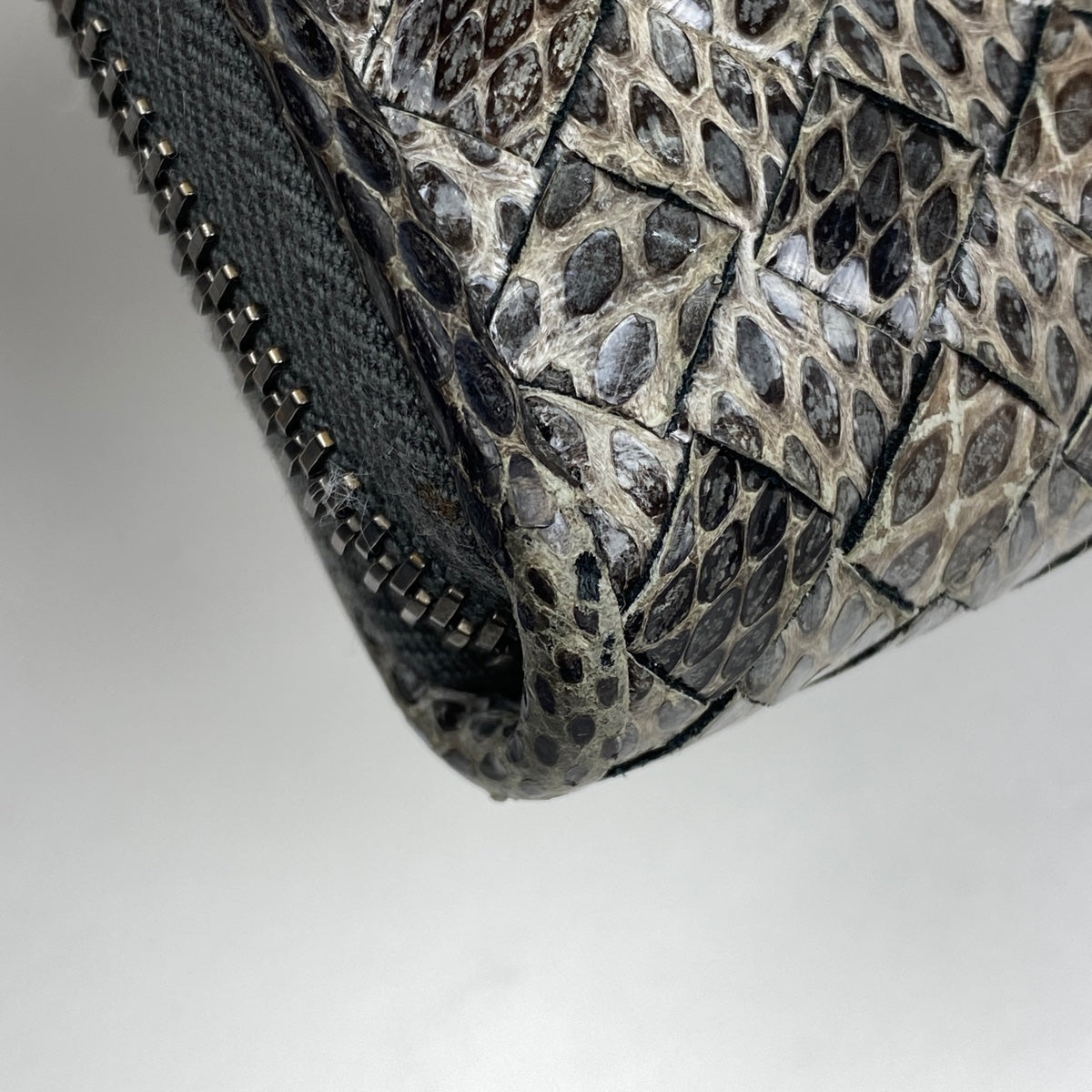 美品 ボッテガヴェネタ イントレチャート パテントレザー パイソン ケース バイセル公式】ボッテガヴェネタ イントレチャート 長財布