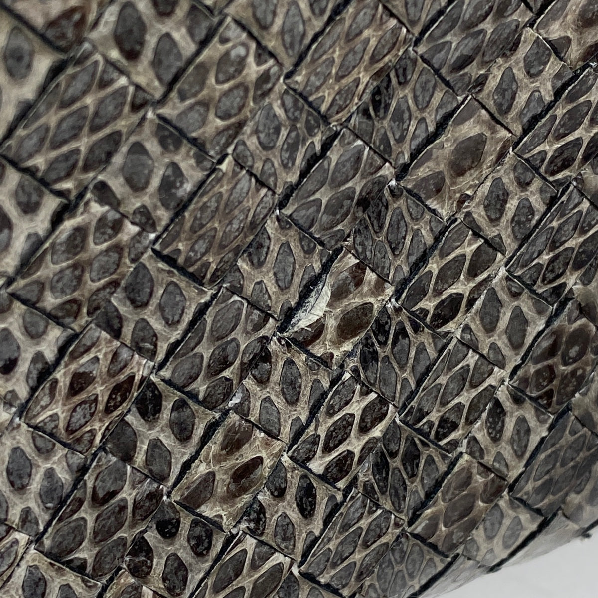 ◆正規品◆ボッティガヴェネタイントレチャートラウンドファスナーバイソンコンビ バイセル公式】ボッテガヴェネタ イントレチャート 長財布