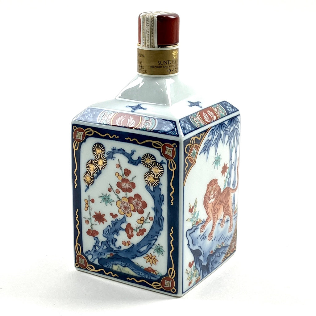 【東京都内限定お届け】 サントリー SUNTORY 有田焼 染錦松竹梅寅文角型瓶 600ml 国産ウイスキー 【古酒】liqbb