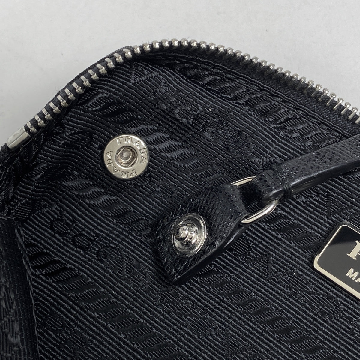美品　プラダ　ロゴ ミニポーチ チャーム　イヤホンケース　ブラック プラダ エアーポッズ プロ イヤホンケース サフィアーノ