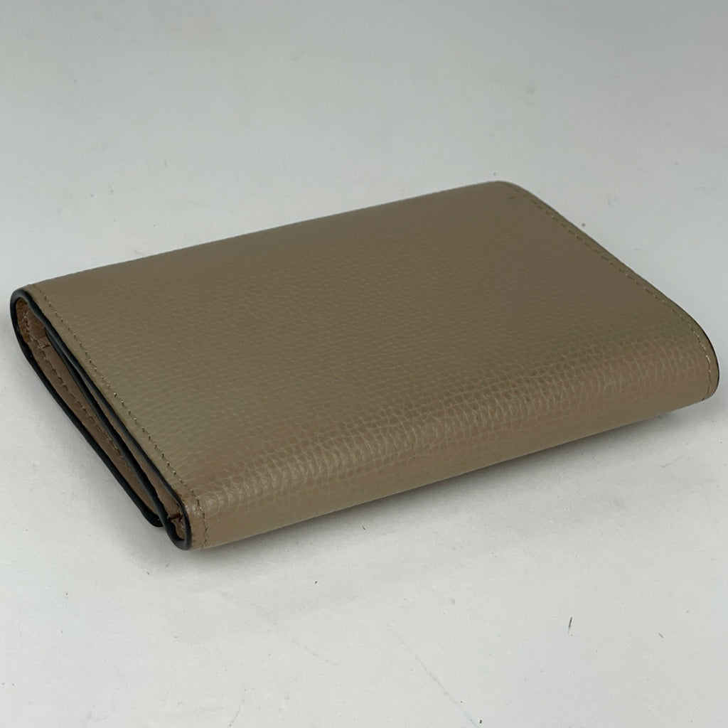 ロエベ アナグラム スモール バーティカル ウォレット 札入れ 小銭入れ 三つ折り財布 レザー グレージュ レディース 【中古】brbag
