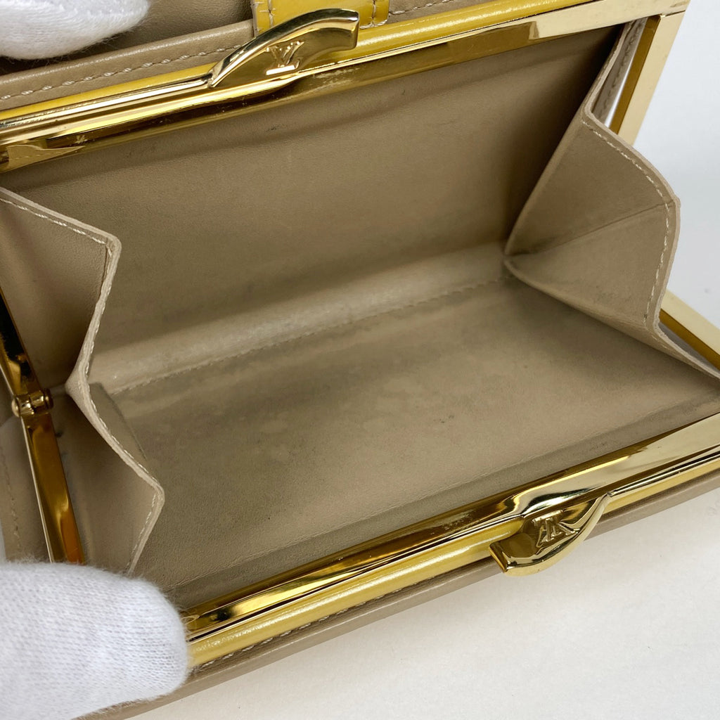 ルイ・ヴィトン ポルト モネ ビエ ヴィエノワ がま口 エナメル 二つ折り財布 モノグラムヴェルニ ベージュ M91210 レディース 【中古】brbag