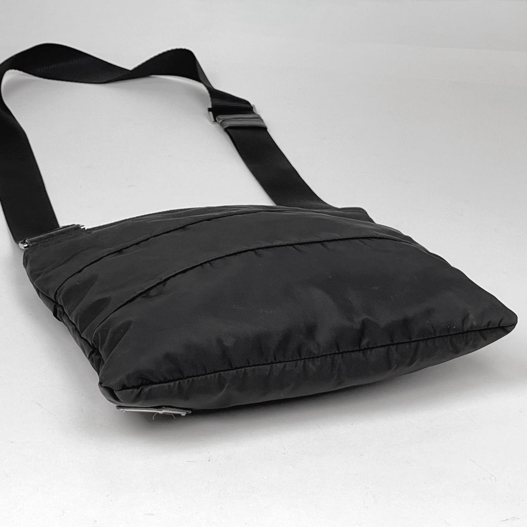 プラダ ロゴプレート ショルダーバッグ ナイロン ネロ(ブラック) BT0741 レディース 【中古】brbag