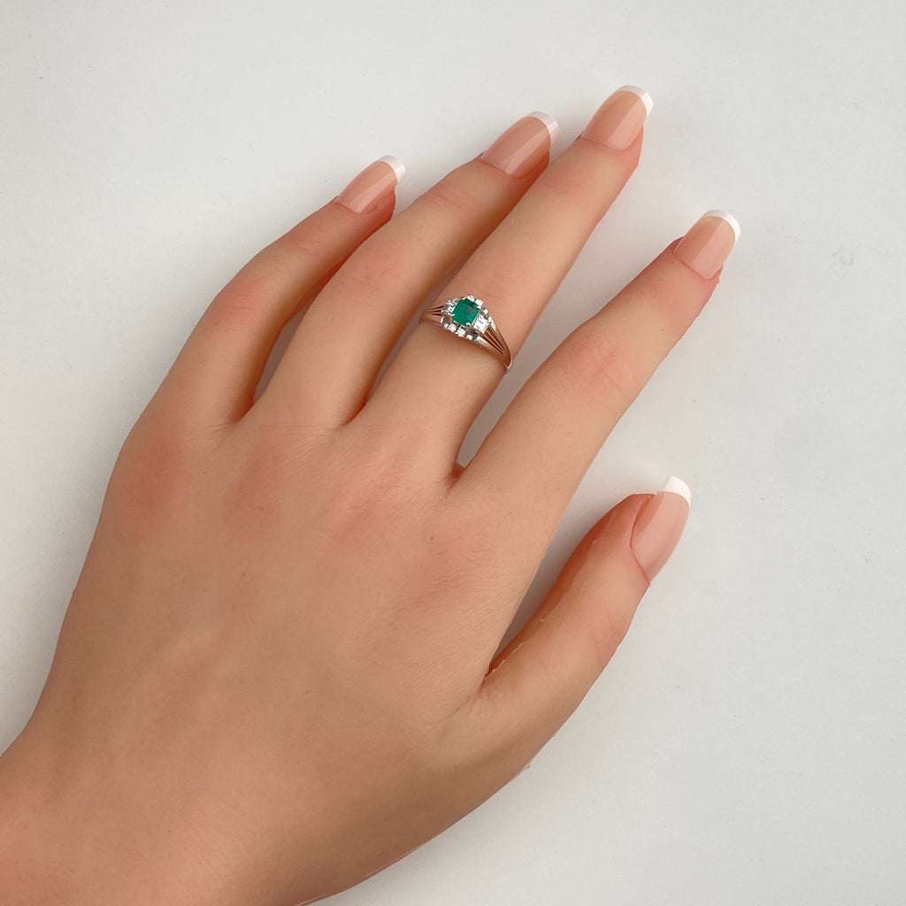 エメラルド デザインリング プラチナ 指輪 メレダイヤ リング 13.5号 Pt900 エメラルド ダイヤモンド レディース 【中古】nbjwl