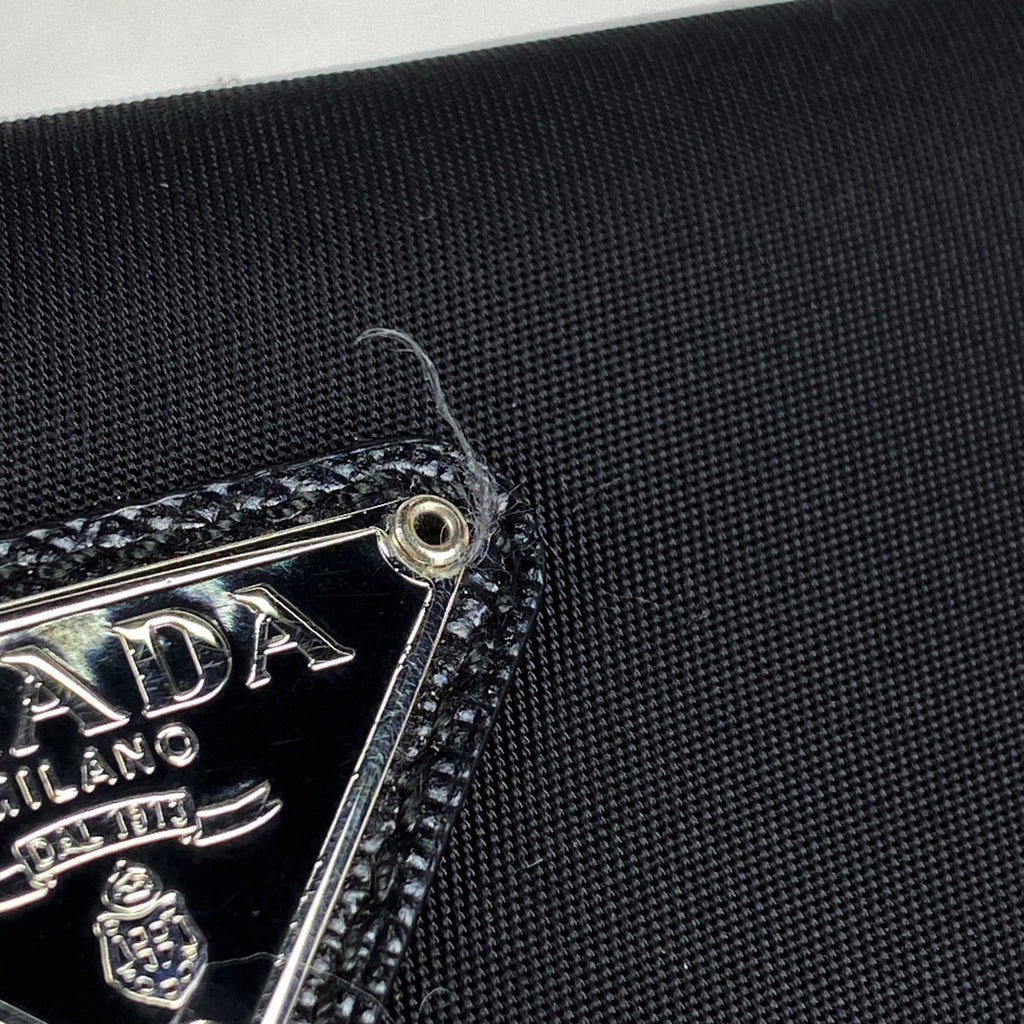 PRADA プラダ　財布 小銭入れ　ナイロン　ロゴ プレート　黒 バイセル公式】プラダ ロゴプレート 二つ折り財布 小銭入れ