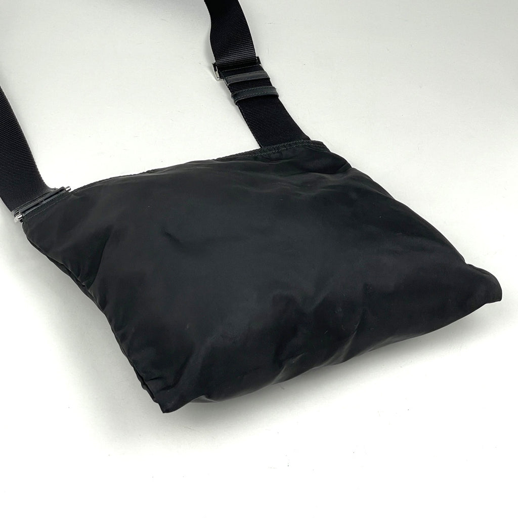 プラダ ロゴプレート ショルダーバッグ ナイロン ネロ(ブラック) レディース 【中古】brbag