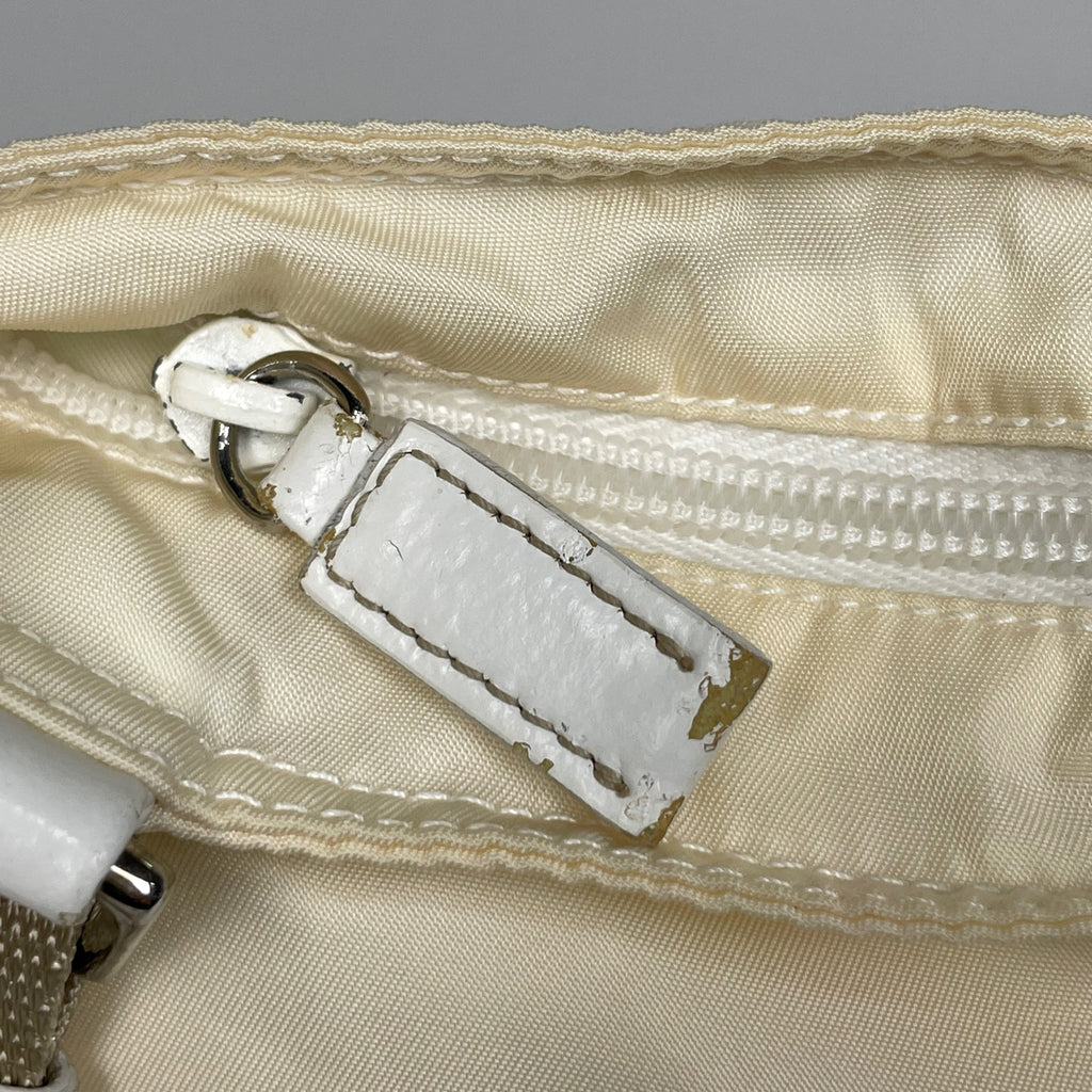 プラダ ロゴプレート ショルダーバッグ 斜め掛け ショルダーバッグ ナイロン アイボリー レディース 【中古】brbag