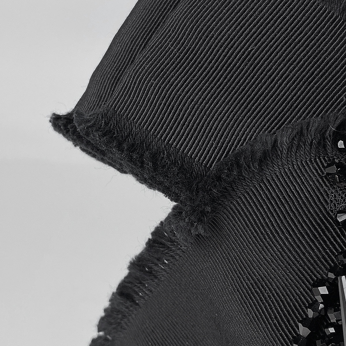 GUCCI グログラン リボンブローチ Beeロゴ ブラック 箱付き GUCCI グログラン リボンブローチ Beeロゴ ブラック 箱付き