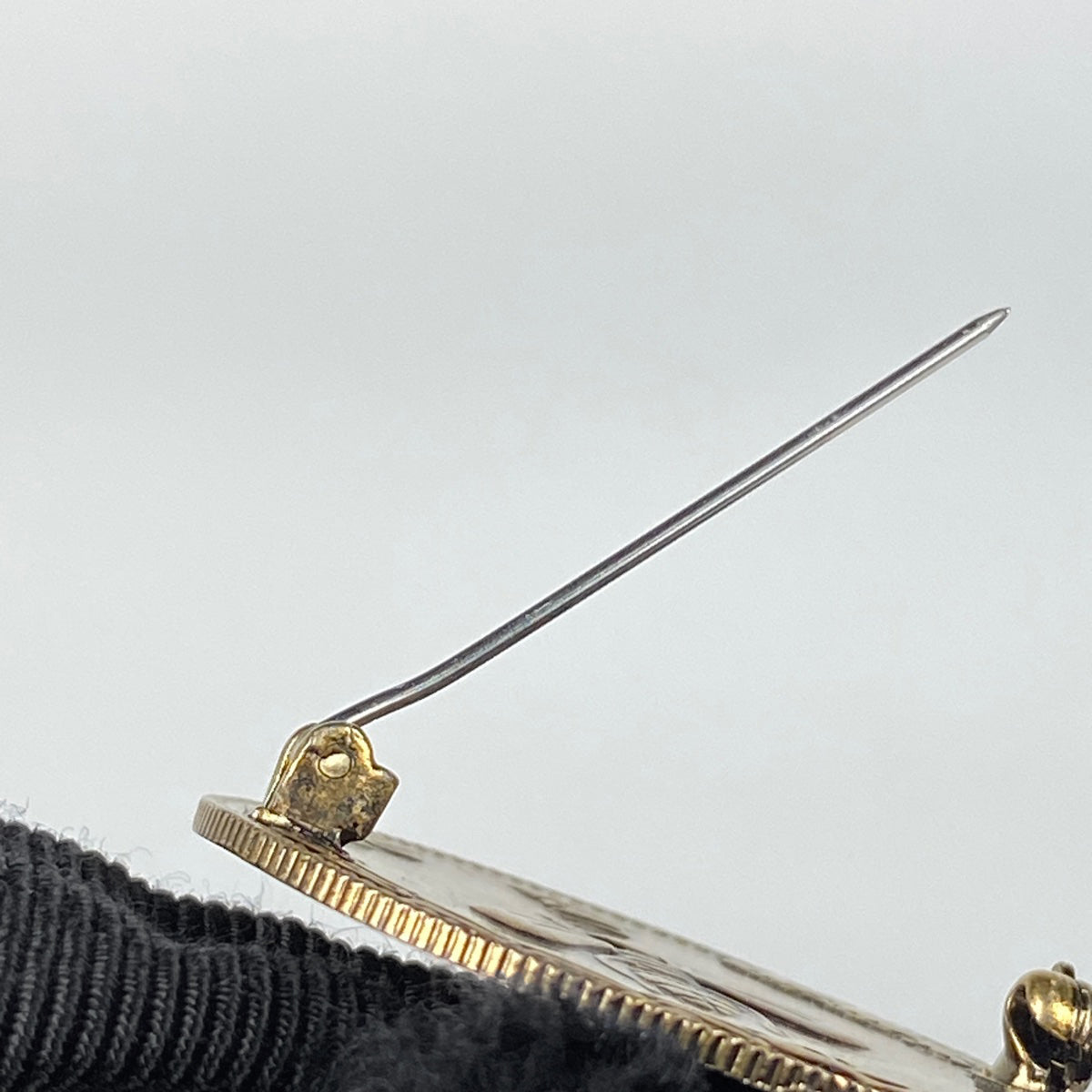 GUCCI ブラックリボンブローチ バイセル公式】グッチ リボンモチーフ ブローチ ロゴ グログラン