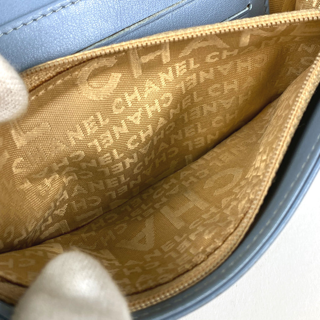 シャネル ロゴ 二つ折り財布 マトラッセ 二つ折り財布 レザー ライトブルー レディース 【中古】brbag