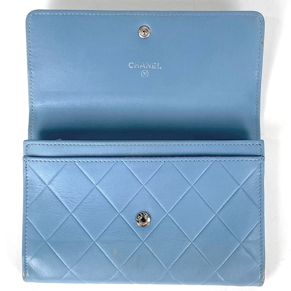 シャネル ロゴ 二つ折り財布 マトラッセ 二つ折り財布 レザー ライトブルー レディース 【中古】brbag