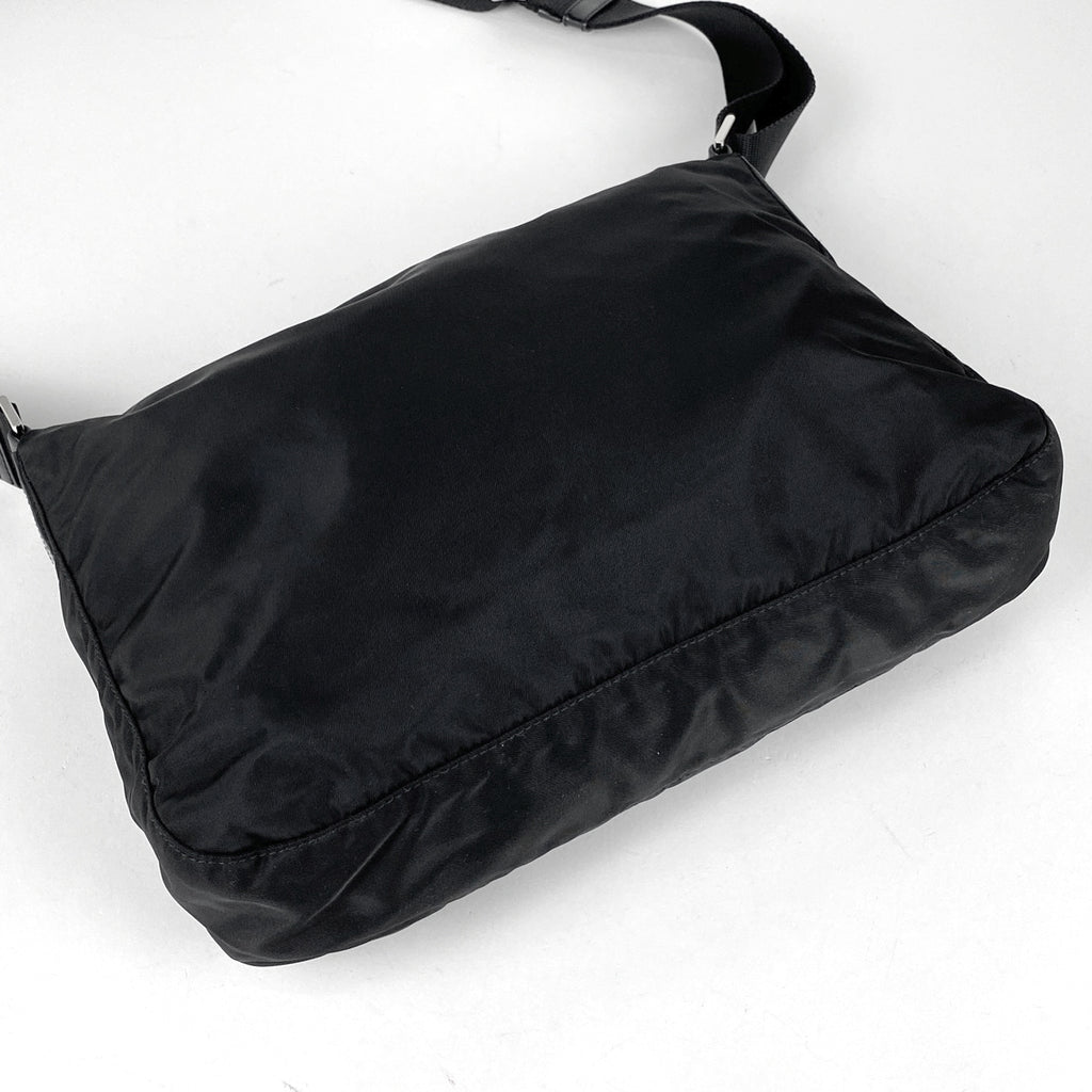 プラダ ロゴプレート ショルダーバッグ ナイロン ネロ(ブラック) レディース 【中古】brbag