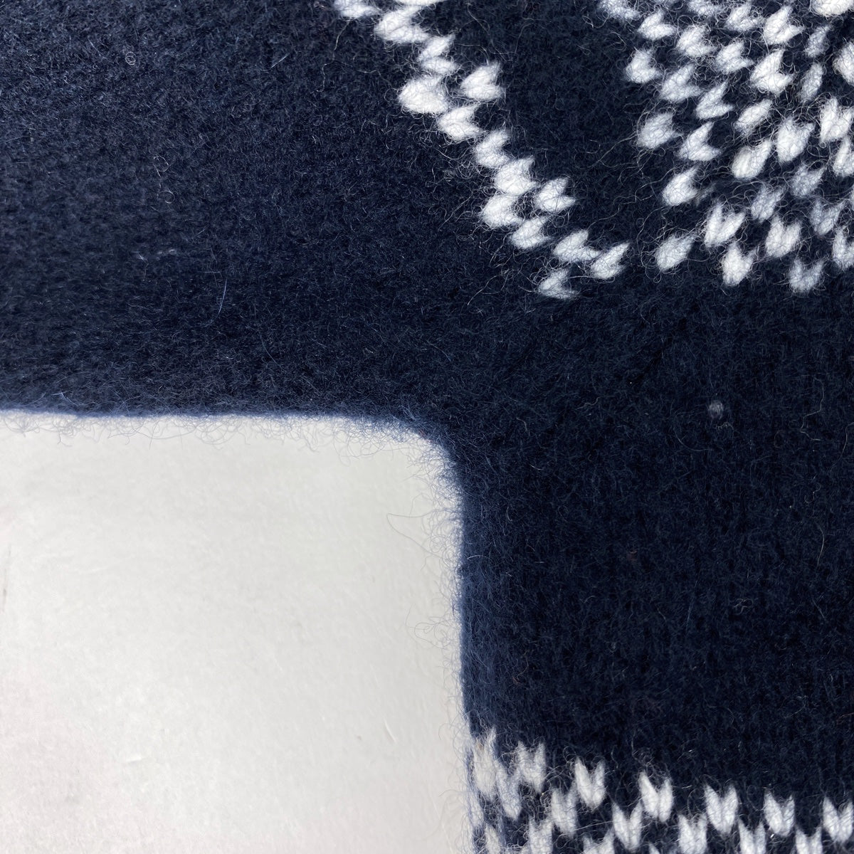 美品✨ディオール　ネイビー ロゴ入り ニットセーター ハイネック　ウール　メンズ Dior HOMME ディオールオム 023M671AT845 ×DANIEL ARSHAM ロゴプリント