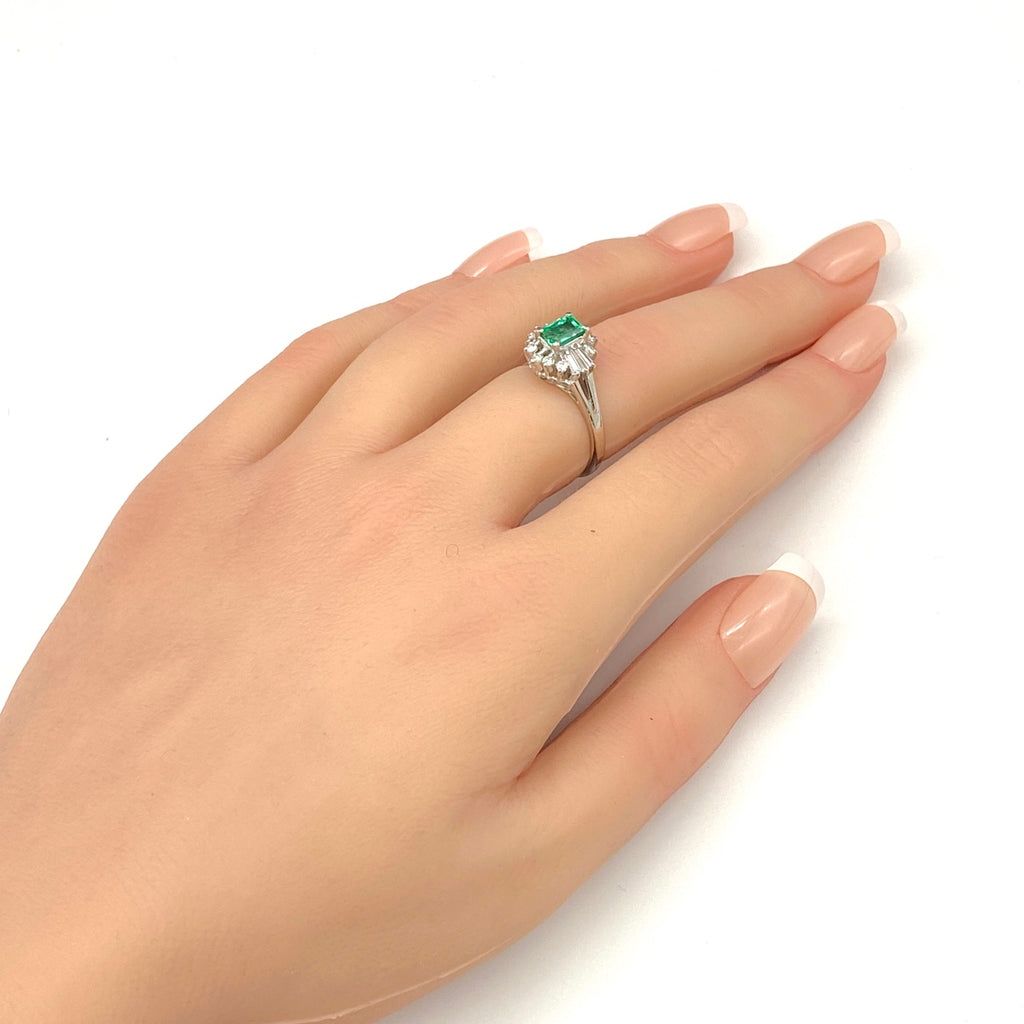 エメラルド デザインリング プラチナ 指輪 メレダイヤ リング 12号 Pt900 エメラルド ダイヤモンド レディース 【中古】nbjwl