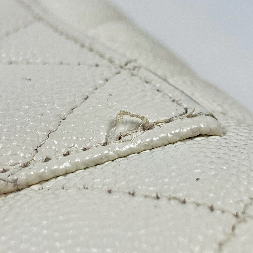 シャネル ココマーク 二つ折り 長財布 マトラッセ 長財布 キャビアスキン ホワイト レディース 【中古】brbag
