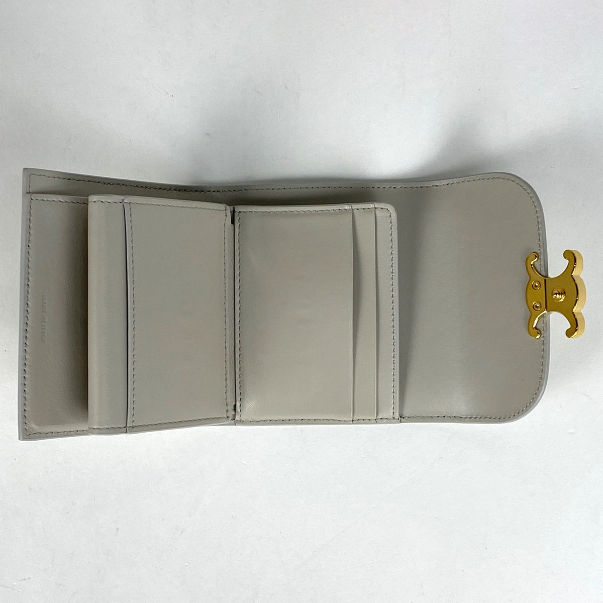 セリーヌ トリオンフ スモールフラップ 財布　三つ折り ベージュ レザー セリーヌ トリオンフ スモールフラップ 財布 三つ折り ベージュ