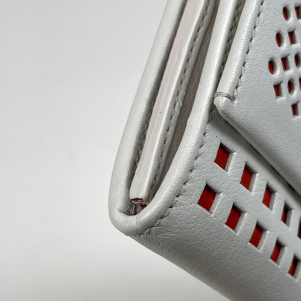 サルヴァトーレフェラガモ ガンチーニ 二つ折り長財布 ロゴ パンチング 長財布 レザー ホワイト オレンジ 8727 レディース 【中古】brbag