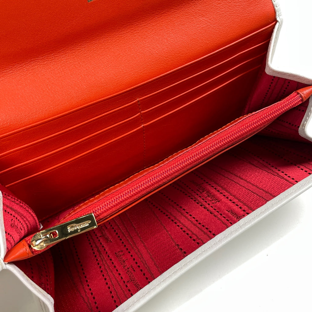 サルヴァトーレフェラガモ ガンチーニ 二つ折り長財布 ロゴ パンチング 長財布 レザー ホワイト オレンジ 8727 レディース 【中古】brbag