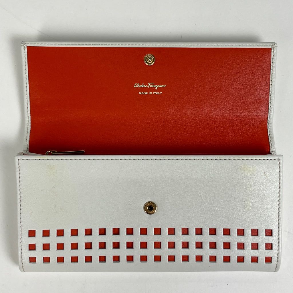 サルヴァトーレフェラガモ ガンチーニ 二つ折り長財布 ロゴ パンチング 長財布 レザー ホワイト オレンジ 8727 レディース 【中古】brbag