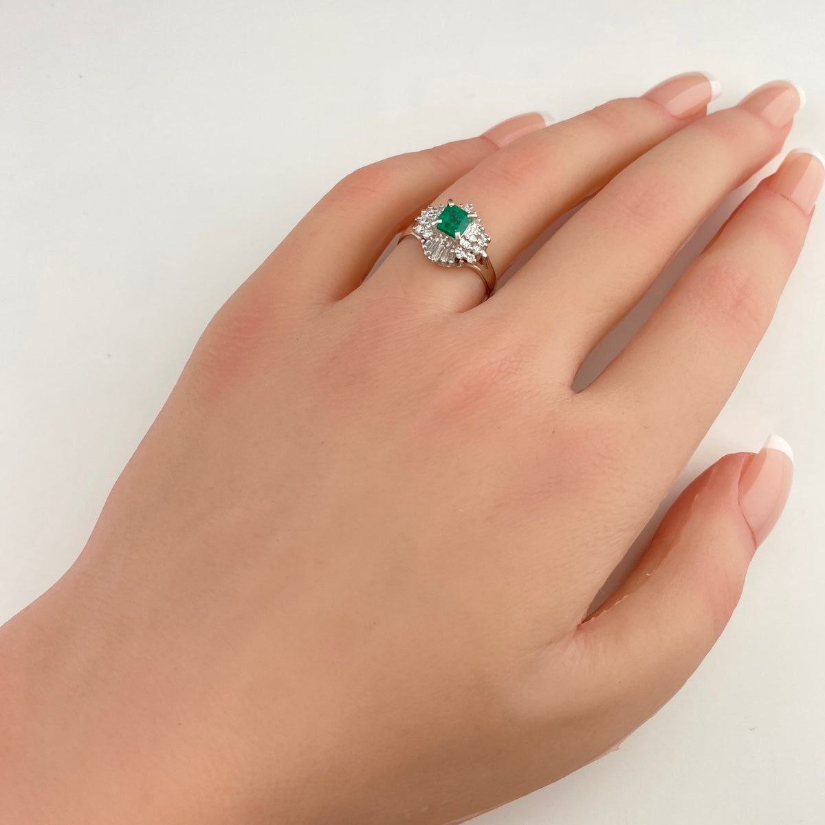 期間限定セール　エメラルド デザイン　プラチナメレダイヤ リング Pt900 バイセル公式】エメラルド デザインリング プラチナ 指輪 メレダイヤ