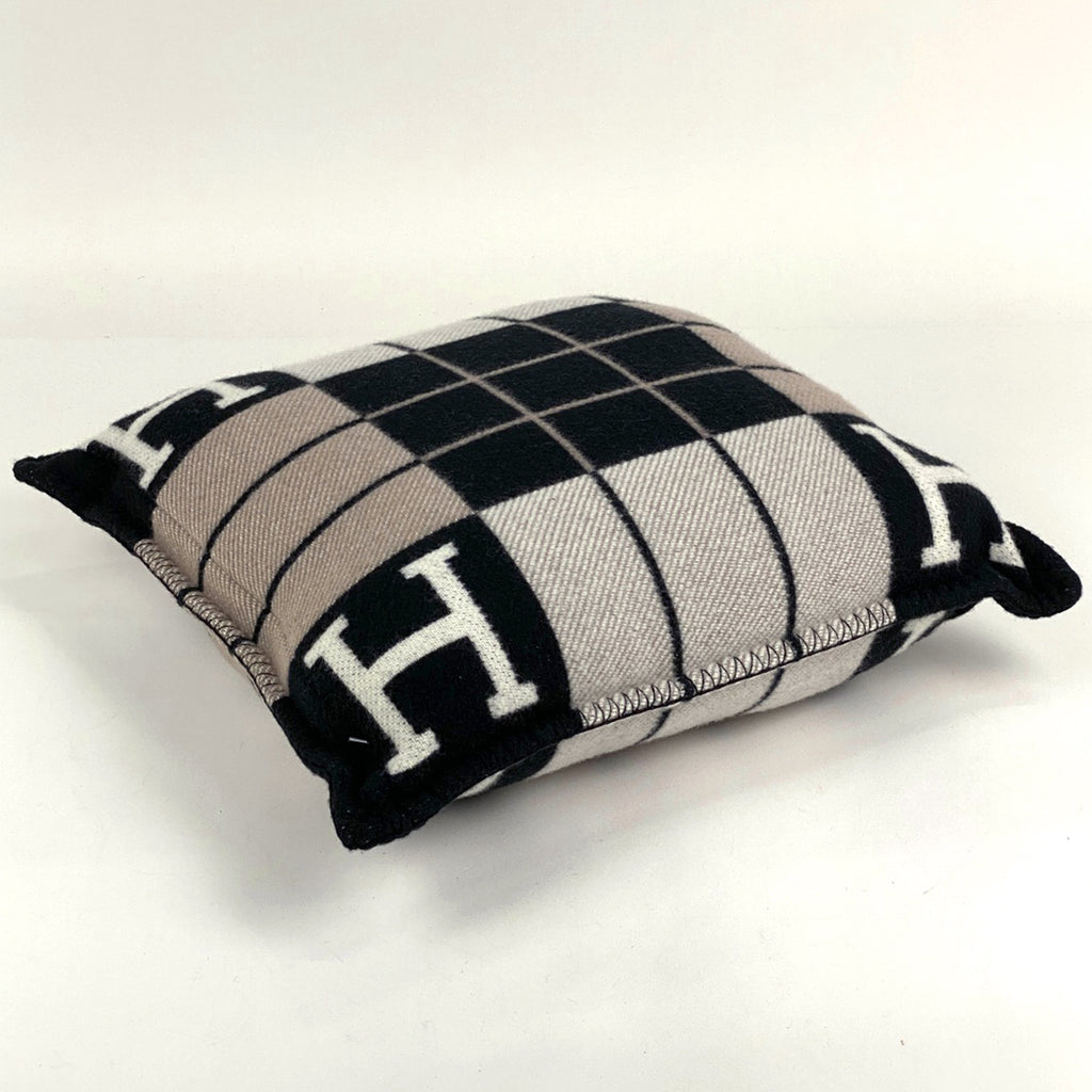 エルメス クッション アヴァロン3 PM ジャカード織 Hロゴ 毛 カシミヤ エクリュ ノワール 【中古】brbag