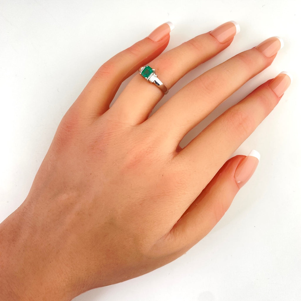 エメラルド デザインリング プラチナ 指輪 メレダイヤ リング 9号 Pt850 エメラルド ダイヤモンド レディース 【中古】nbjwl