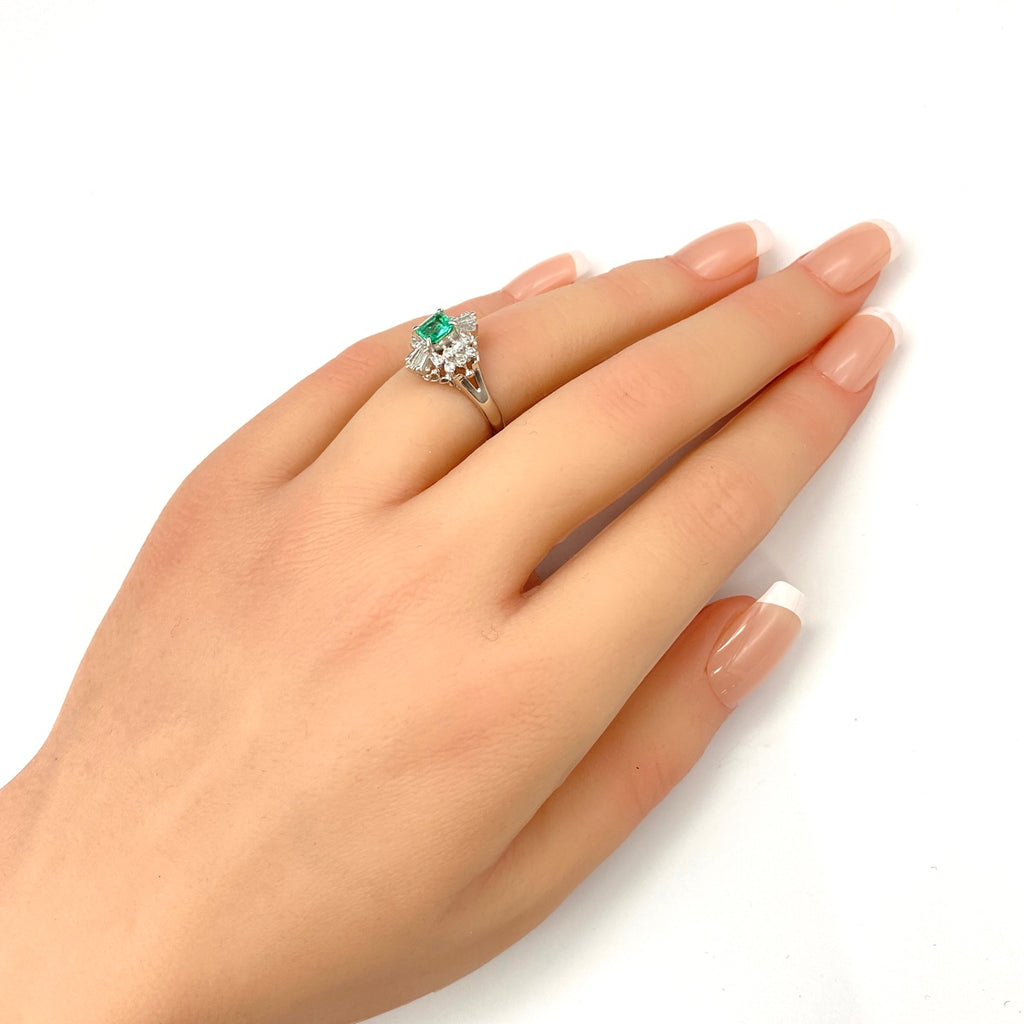 エメラルド デザインリング プラチナ 指輪 メレダイヤ リング 10号 Pt900 エメラルド ダイヤモンド レディース 【中古】nbjwl