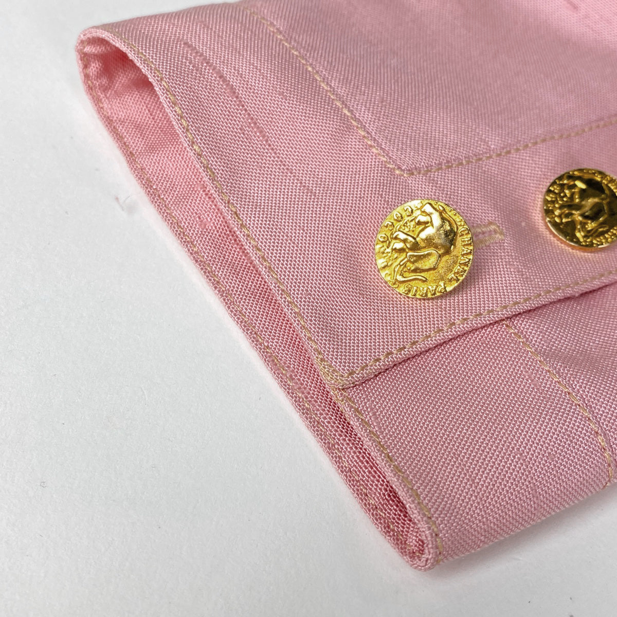 CHANEL ピンク・ホワイト セットアップスーツ　コサージュ、インナー付 CHANEL ピンク・ホワイト セットアップスーツコサージュ、インナー付