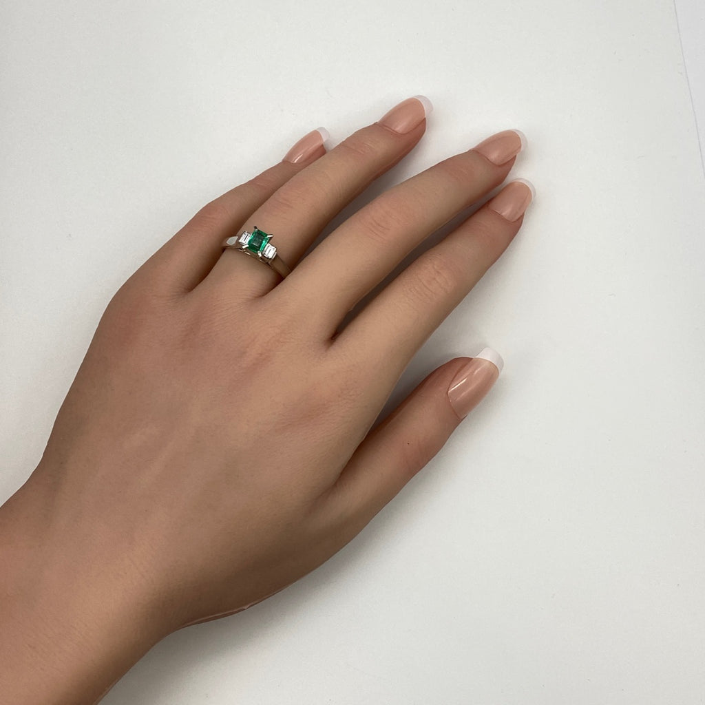 エメラルド デザインリング プラチナ 指輪 メレダイヤ リング 16号 Pt900 エメラルド ダイヤモンド レディース 【中古】nbjwl