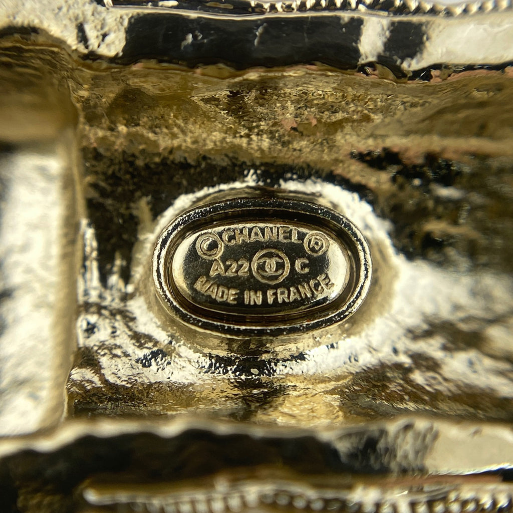 シャネル ココマーク ピンブローチ ロゴ ラインストーン 口紅モチーフ ブローチ GP ブラック レディース 【中古】bracc