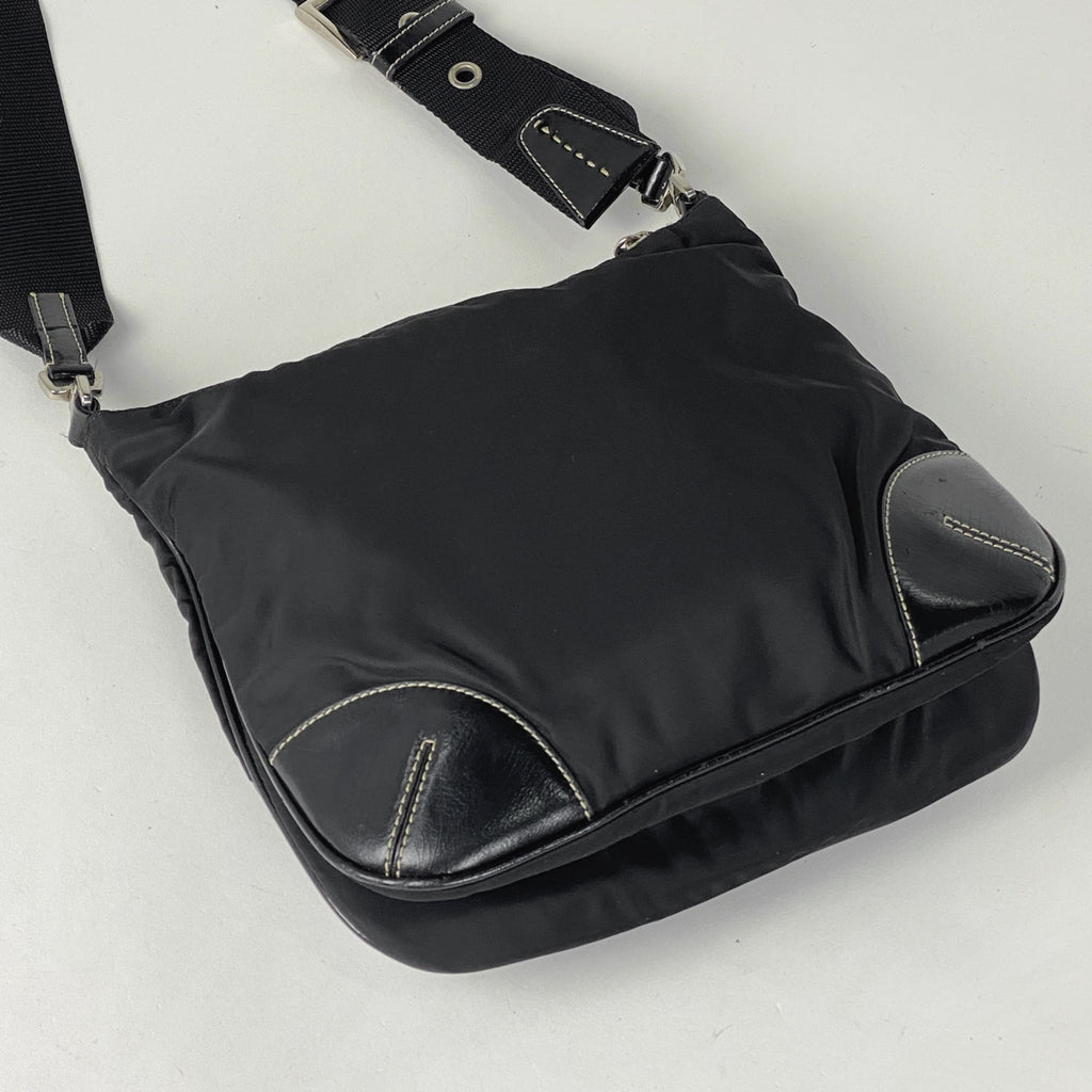 プラダ ロゴプレート ショルダーバッグ ナイロン ネロ(ブラック) レディース 【中古】brbag