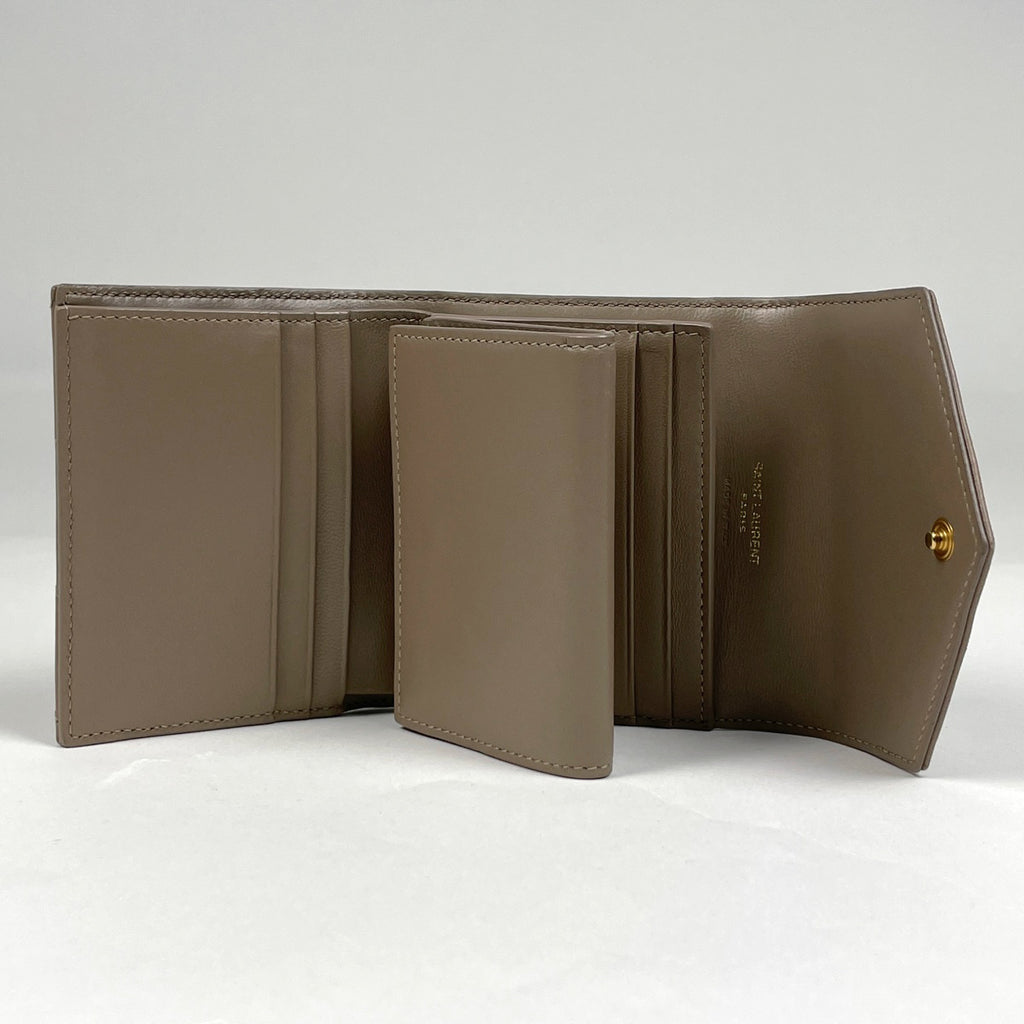 イヴ・サンローラン YSL カサンドラ コンパクトウォレット 札入れ 小銭入れ 三つ折り財布 レザー ベージュ 692061 レディース 【中古】brbag