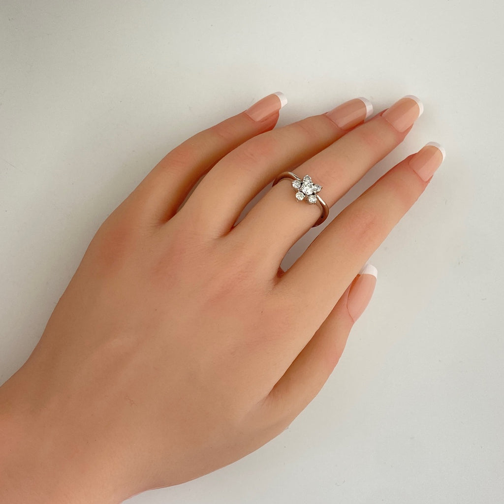 フラワーモチーフ デザインリング プラチナ 指輪 メレダイヤ 花 リング 13.5号 Pt900 ダイヤモンド レディース 【中古】nbjwl