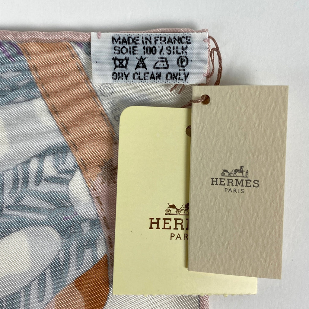 エルメス プチ カレ Noel au 24 Faubourg フォーブル24番地のクリスマス スカーフ シルク ホワイト ピンク マルチカラー レディース 【中古】brbag