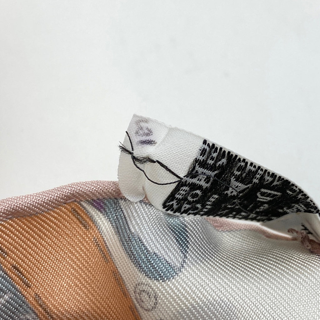 エルメス プチ カレ Noel au 24 Faubourg フォーブル24番地のクリスマス スカーフ シルク ホワイト ピンク マルチカラー レディース 【中古】brbag