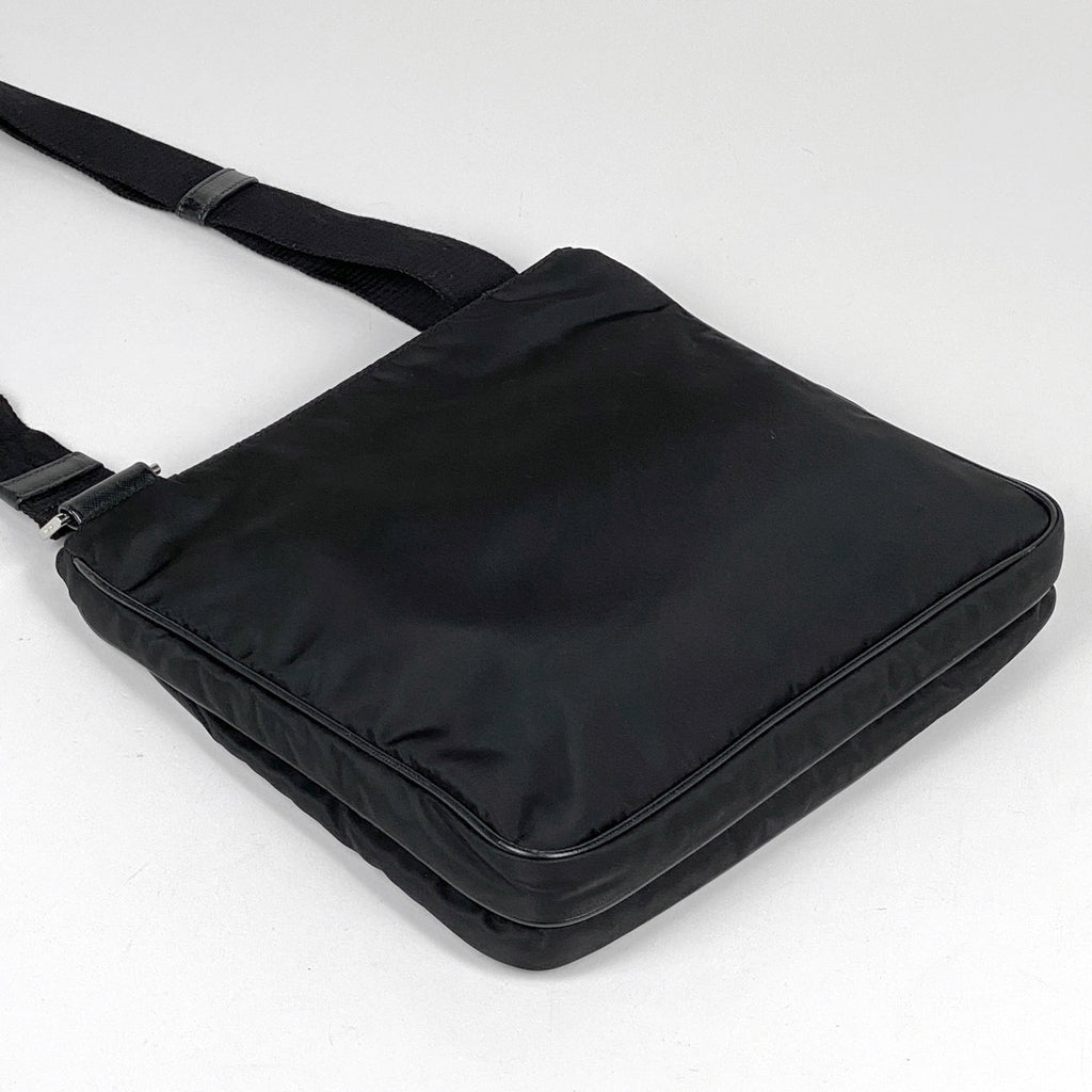 プラダ ロゴプレート ショルダーバッグ 斜め掛け ショルダーバッグ ナイロン ネロ(ブラック) VA953M レディース 【中古】brbag