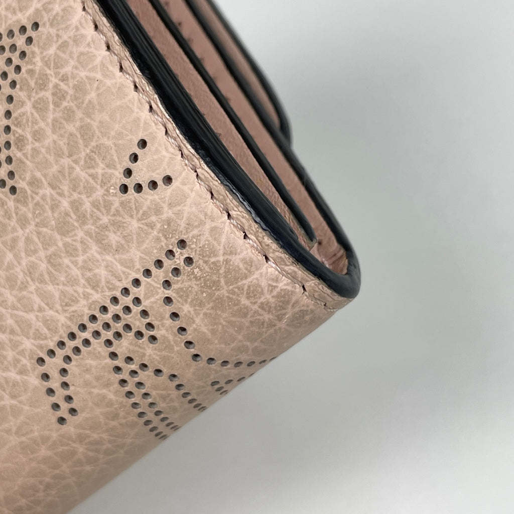 ルイ・ヴィトン ポルトフォイユ イリス コンパクト 札入れ 小銭入れ パンチング 二つ折り財布 モノグラムマヒナ マグノリア(ピンク) M62541 レディース 【中古】brbag